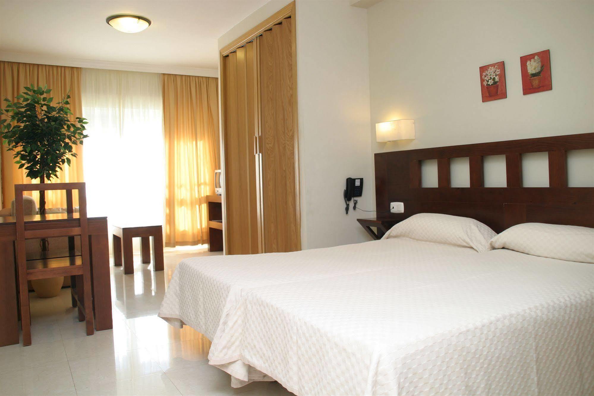 Apartamentos Turisticos Anoreta Rincón de la Victoria Eksteriør billede
